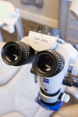A close-up picture of the viewfinder of a root canal microscope.