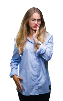 a woman holding the left side of her face with her left hand, a pained impression on her face due to tooth infection